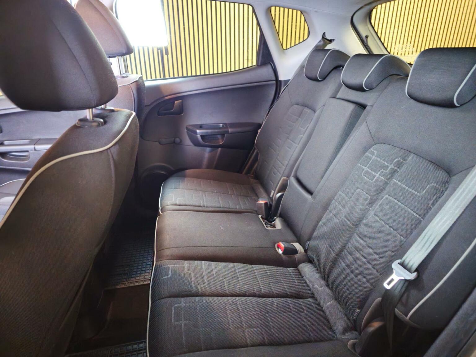 Kia-Venga-23
